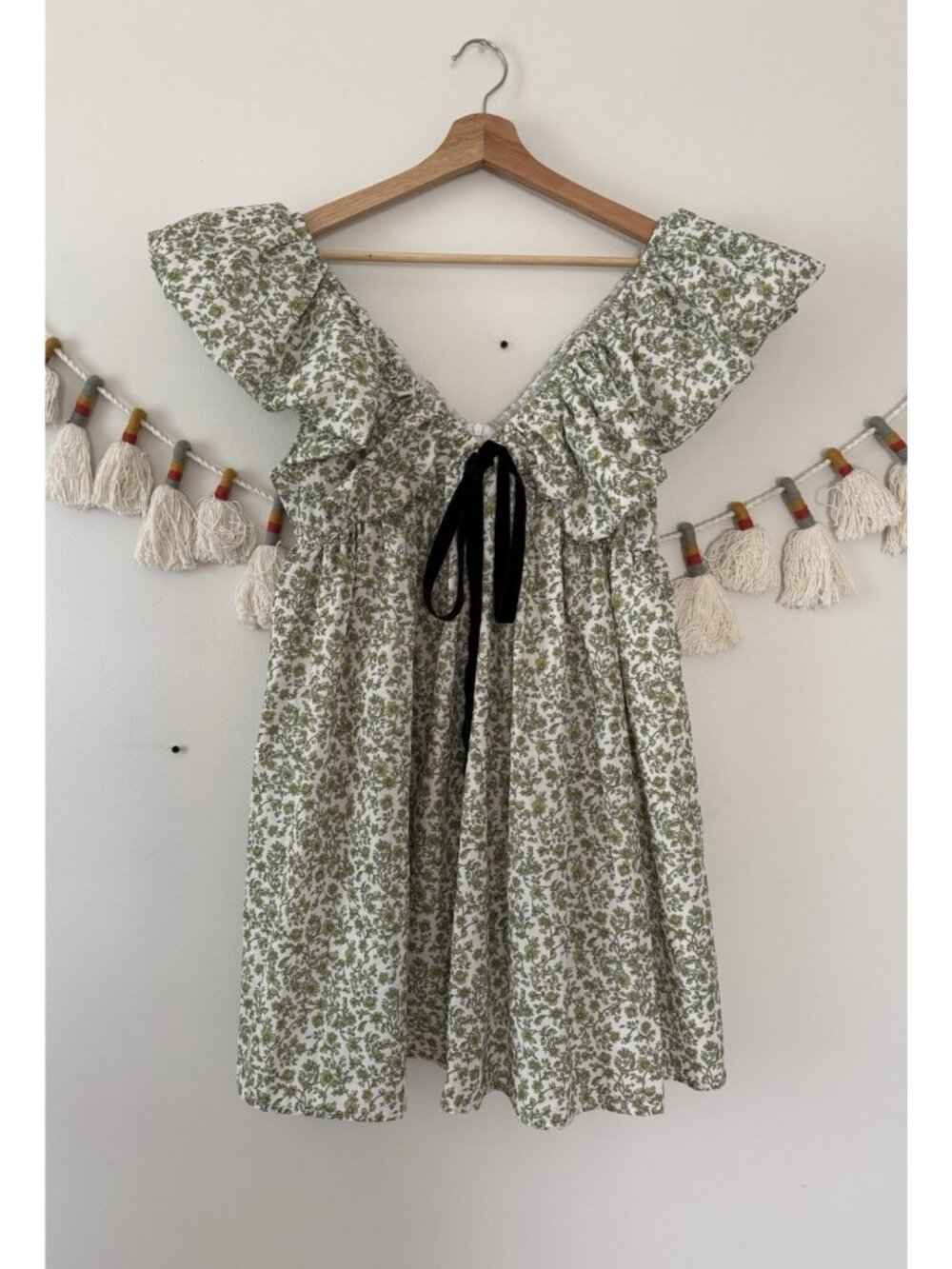 Boutique Green Ditsy Floral Ruffle V-neck Tie Front Mini Dress Cottage NWT M